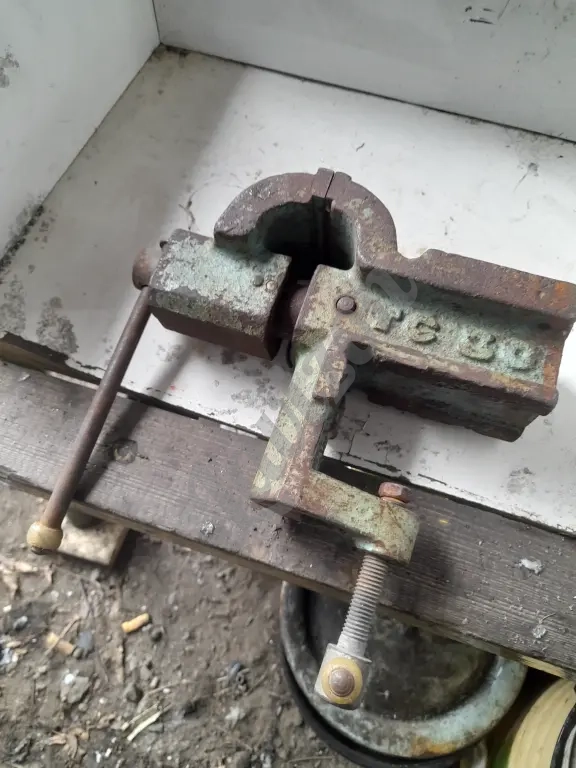 Тиски (тисы) слесарные СССР 80 мм (8 см)детские:)