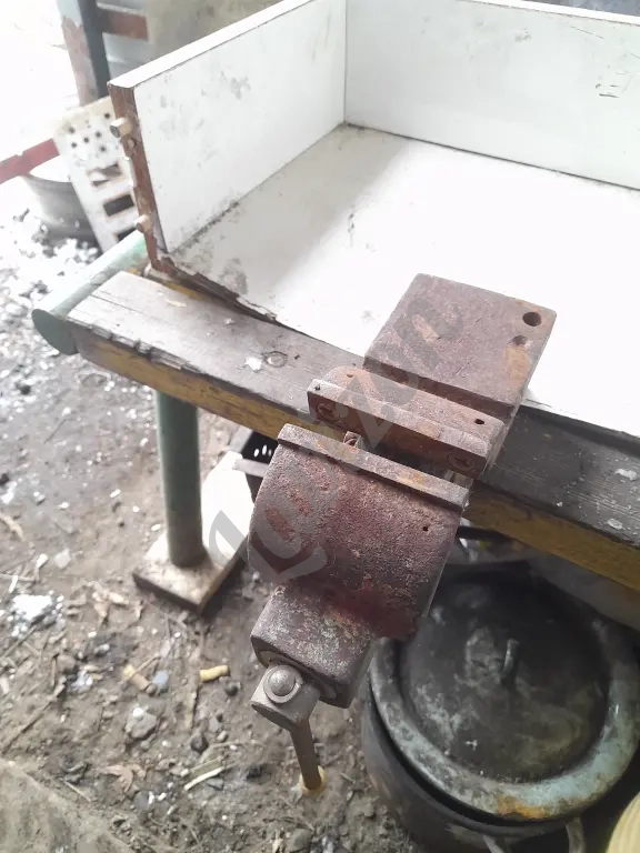 Тиски (тисы) слесарные СССР 80 мм (8 см)детские:)