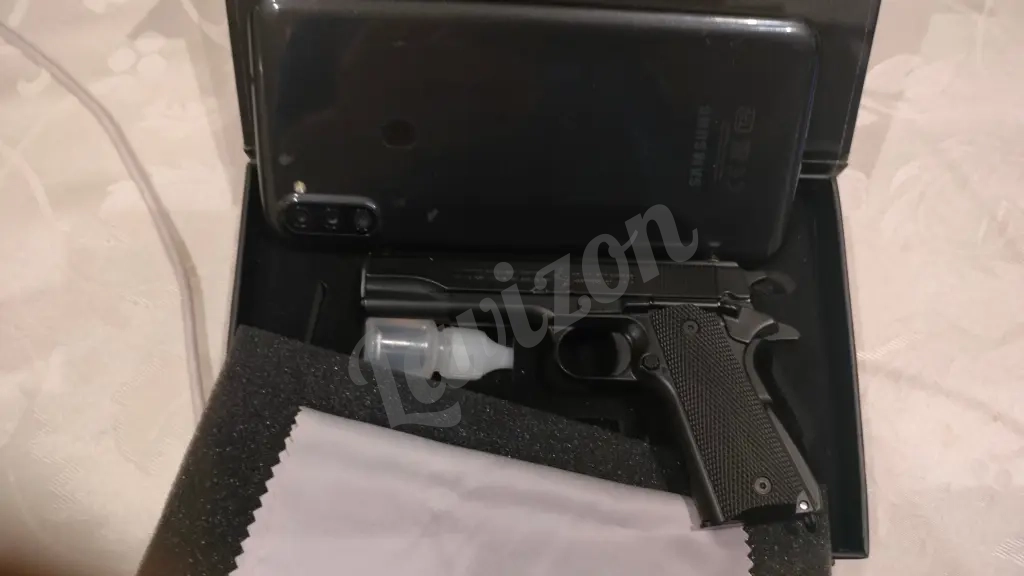 игрушка брелок- пистолет colt